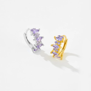 Dettaglio di orecchini a cerchio in oro e argento con pietre di zircone viola marquise