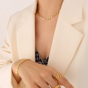 Elegantes Set aus goldener Herz-Halskette und Armband mit Infinity-Ring für Damen