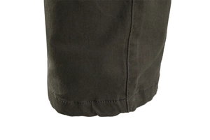 Dettaglio della doppia cucitura sull'orlo dei pantaloni casual in twill di cotone oliva