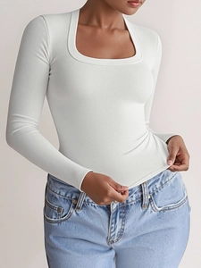 Détail rapproché du haut Y2K blanc à manches longues et col carré en tissu élastique doux