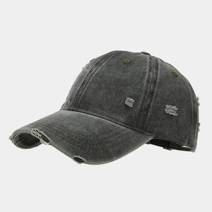 Dettaglio ravvicinato del cappello da baseball grigio antracite con bordi sfilacciati