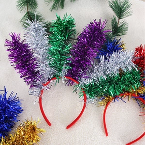 Dettaglio di cerchietti colorati per il carnevale brasiliano con paillettes lucide