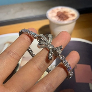 Gros plan d'un bracelet nœud argenté avec zircons brillants sur un fond de style de vie