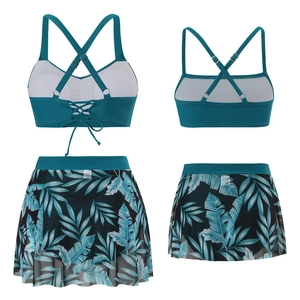 Détail du haut de bikini bleu sarcelle à bretelles et bas de jupe imprimé tropical
