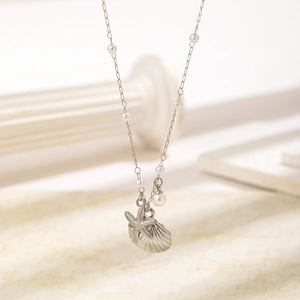 Collana d'argento con ciondolo a stella marina e conchiglia con perle su marmo