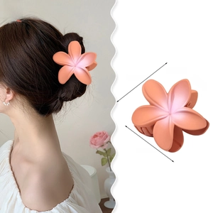 Detail view of 8cm gradient flower hair claw clip with size dimensions and model usage