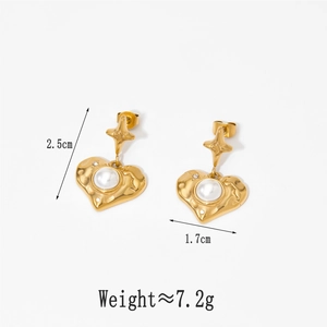 Boucles d'oreilles cœur en acier doré avec texture lave, perle blanche et détail d'étoile
