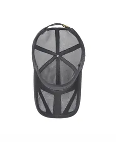 Vue interne d'une casquette de baseball en mesh gris foncé avec structure respirante