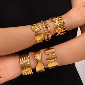 Lot de 6 bracelets joncs en acier inoxydable plaqué or 18K aux designs texturés variés