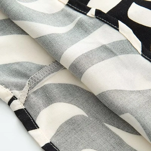 Detail von Stoff mit Schwarz-Weiß-Wellenmuster mit präzisen Nähten und Saumtexturen