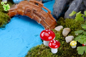 Mini funghi rossi e gialli per paesaggi di muschio e decorazioni per bonsai