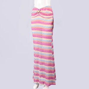 Détail d'une jupe en crochet à rayures colorées avec un ornement étoile de mer dorée