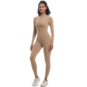 Détail du col montant zippé et coupe ajustée d'une combinaison de yoga kaki
