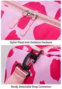 Makro-Detail einer rosa Fitnesstasche mit rostfreien Metall-Reißverschlüssen.