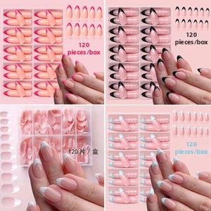 Dettaglio macro di set di unghie finte French a mandorla in rosa, nero, bianco e blu
