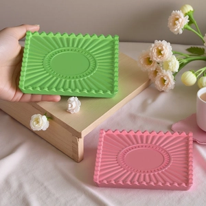 Détail du moule en silicone pour plateau à bords ondulés avec texture soleil rayée