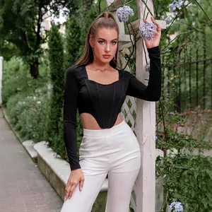 Haut court noir à manches longues pour femmes avec ourlet en V et pantalon blanc