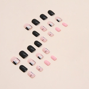 Kurze eckige künstliche Nägel in Schwarz und Rosa mit Wimpern und Punktmuster