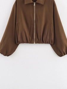 Vue détaillée de la veste zippée marron avec col rabattu et ourlet élastique ajusté