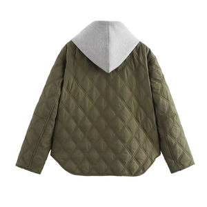 Armeegrüne Steppjacke mit grauer Kapuze, Rautensteppung und geschwungenem Saum