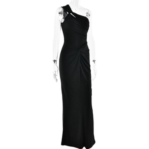 Détail de la robe noire asymétrique avec tissu scintillant et texture plissée aux hanches