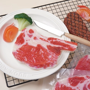 Modello di bistecca Tomahawk artificiale 1:1 realistico con texture di carne venata