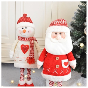 Dettaglio di Babbo Natale e pupazzo di neve in maglia con cuori rossi e finta pelliccia