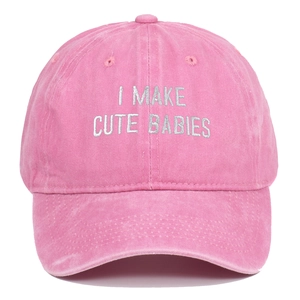 Détail d'une casquette rose en coton délavé avec broderie blanche 'I MAKE CUTE BABIES'