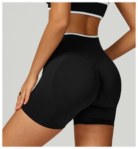 Dettaglio dei pantaloncini yoga senza cuciture con fascia a righe e design arricciato