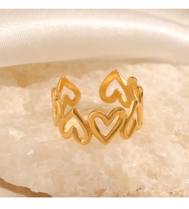 Vue détaillée d'une bague coeur plaquée or 18K réglable sur une pierre de cristal blanc