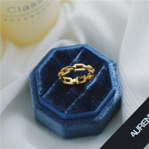 Bague chaîne évidée vintage en acier titane or 18K dans un luxueux coffret en velours bleu
