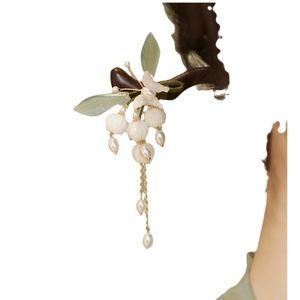Épingle à cheveux avec fleurs de lys blanc, feuilles vertes, perles et glands dorés