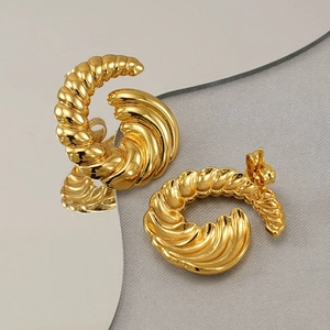 Boucles d'oreilles créoles dorées en spirale avec design croissant pour femmes