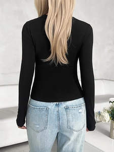 Vista posteriore della maglia nera a maniche lunghe slim fit con silhouette sfiancata