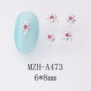 Bijoux d'ongles étoile argentée avec strass roses sur ongles bleus, 6x8mm