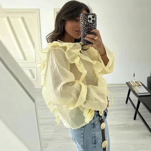Camicetta in organza trasparente giallo tenue con maniche a balze e design a strati
