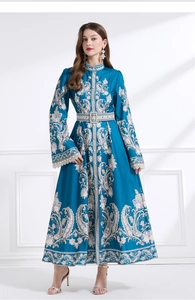 Detalle del vestido largo azul pavo real con bordado barroco y cuello alto elegante
