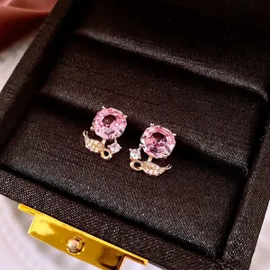 Élégantes boucles d'oreilles fleur plaquées or avec cristal rose dans un écrin de luxe