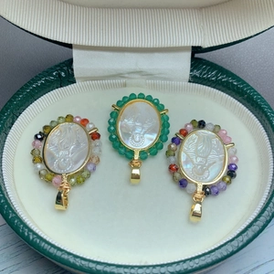 Pendentifs Vierge Marie en nacre avec perles de couleur dans un écrin à bijoux