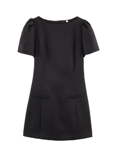 Détail de l'encolure ronde et des manches bouffantes de cette robe plissée noire