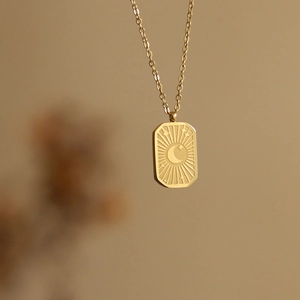 Collier à pendentif rectangulaire plaqué or 18K avec gravure céleste étoile et lune