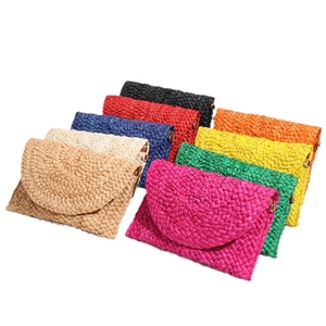 Pochette in paglia di mais intrecciata a mano disponibili in nove colori per donna