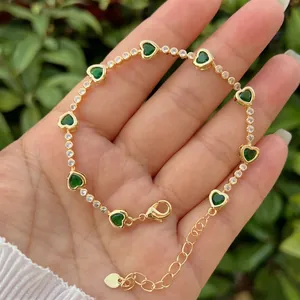 Bracciale placcato oro 18 carati con nove zirconi verdi a forma di cuore e chiusura a moschettone