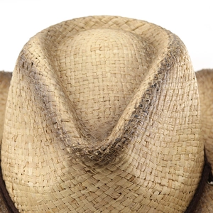 Dettaglio macro della corona in rafia intrecciata di un cappello da cowboy vintage