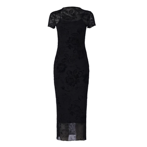 Dettaglio dell'abito in mesh nero con stampe floreali e texture a rete trasparente