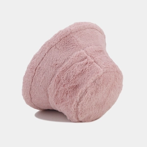Nahaufnahme des rosa Plüsch-Fischerhuts mit weicher Kunstfell-Textur und warmem Stoff