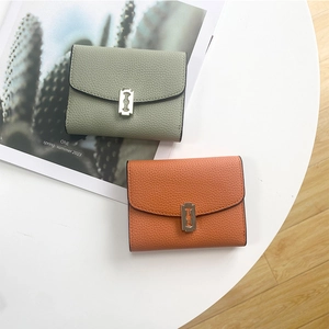 Short leather wallet for women with lychee texture and metal clasp in green and orange