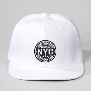 Détail de la casquette snapback blanche NYC avec broderie et visière plate en coton twill