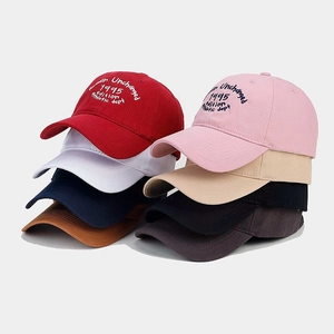 Pila di berretti da baseball in cotone colorato con ricamo atletico vintage di dettaglio