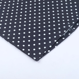 Vue détaillée du tissu à pois avec coutures de qualité et finition d'ourlet lisse